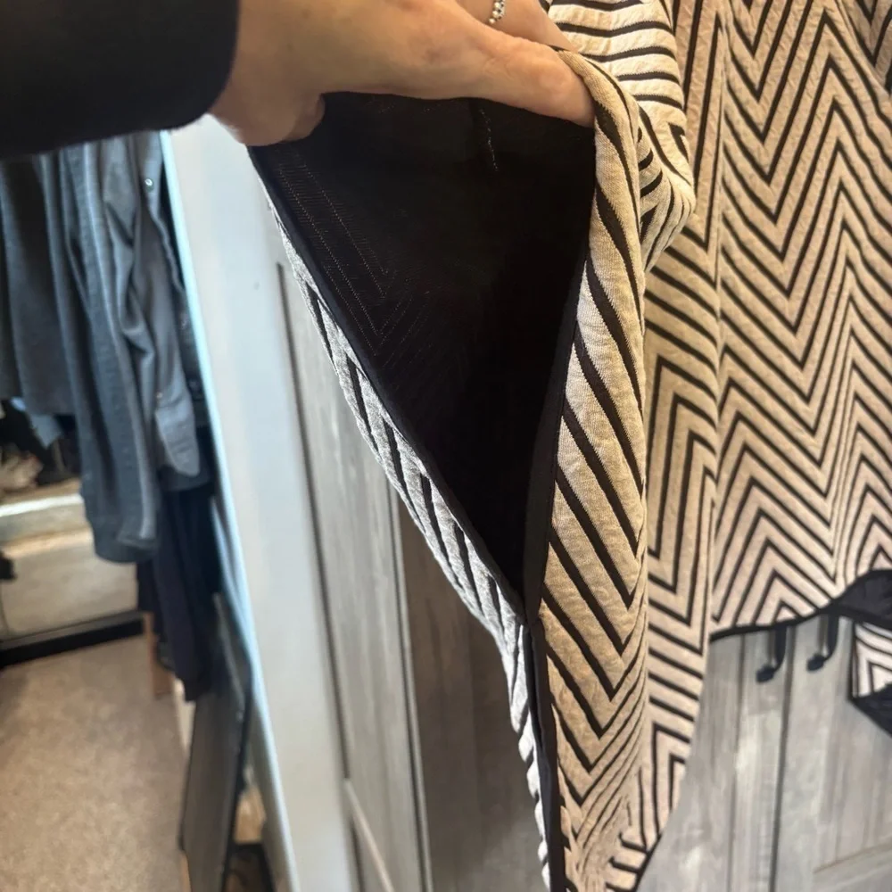 Chico's Travelers L/XL Jacquard Jacket Cape with Chevron Pattern - Picture 8 of 8
